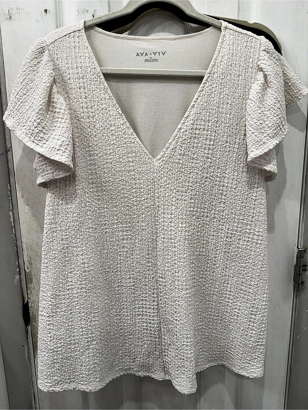 Ava & Viv Textured Flutter Short Sleeve V-Neck Top White XL